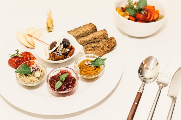 Stôl s viacerými taniermi jedla